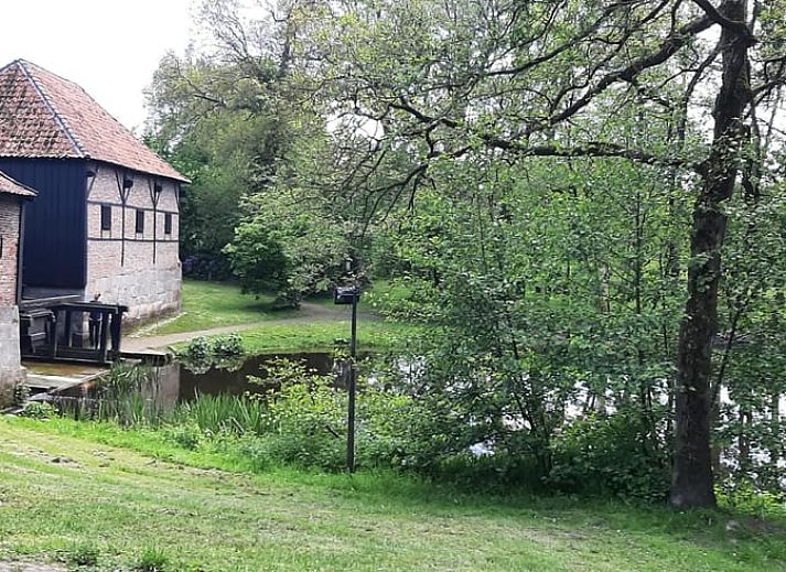 Geniet van de groene omgeving op het terras van Huisje in Haaksbergen, een vakantiehuis in Twente, Overijssel.