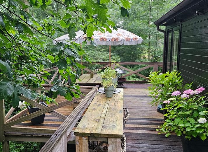 Gezellige veranda van Huisje in Haaksbergen, vakantiehuis in Twente, Overijssel, omringd door groene natuur en comfortabele zitgelegenheid.