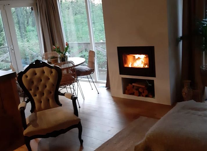 Gezellige veranda van Huisje in Haaksbergen, vakantiehuis in Twente, Overijssel, omringd door groene natuur en comfortabele zitgelegenheid.