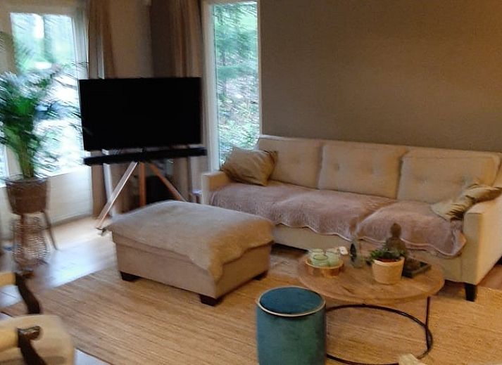 Gezellige veranda van Huisje in Haaksbergen, vakantiehuis in Twente, Overijssel, omringd door groene natuur en comfortabele zitgelegenheid.