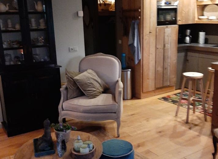 Huisje in Haaksbergen vakantiehuis met houten terras omringd door groene natuur in Twente, Overijssel. Perfect voor een ontspannen verblijf.