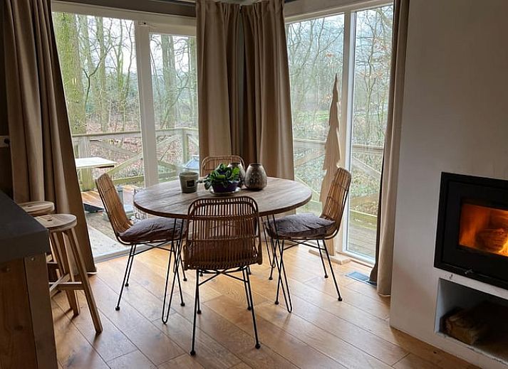 Huisje in Haaksbergen vakantiehuis met houten terras omringd door groene natuur in Twente, Overijssel. Perfect voor een ontspannen verblijf.