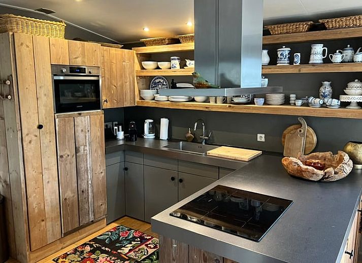 Huisje in Haaksbergen vakantiehuis met houten terras omringd door groene natuur in Twente, Overijssel. Perfect voor een ontspannen verblijf.