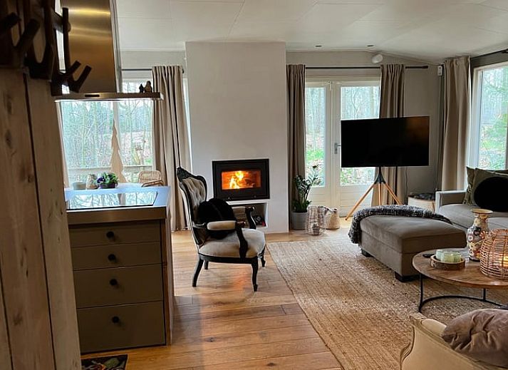 Huisje in Haaksbergen vakantiehuis met houten terras omringd door groene natuur in Twente, Overijssel. Perfect voor een ontspannen verblijf.