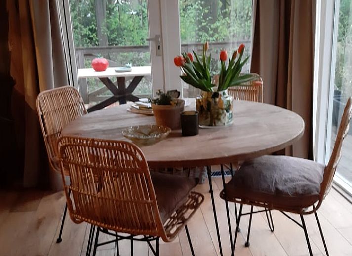 Huisje in Haaksbergen vakantiehuis met houten terras omringd door groene natuur in Twente, Overijssel. Perfect voor een ontspannen verblijf.