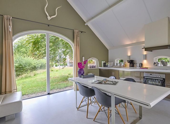 Charmantes Aeusseres der Design Lodge Twente in Haaksbergen, Overijssel, mit Backsteinfassade und ueppigem Garten.