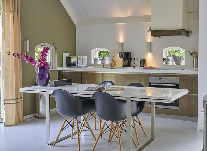 Charmantes Aeusseres der Design Lodge Twente in Haaksbergen, Overijssel, mit Backsteinfassade und ueppigem Garten.