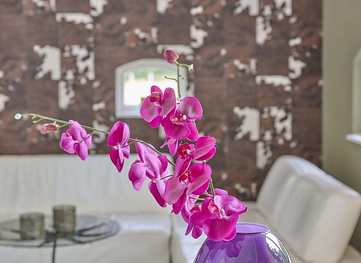 Charmantes Aeusseres der Design Lodge Twente in Haaksbergen, Overijssel, mit Backsteinfassade und ueppigem Garten.