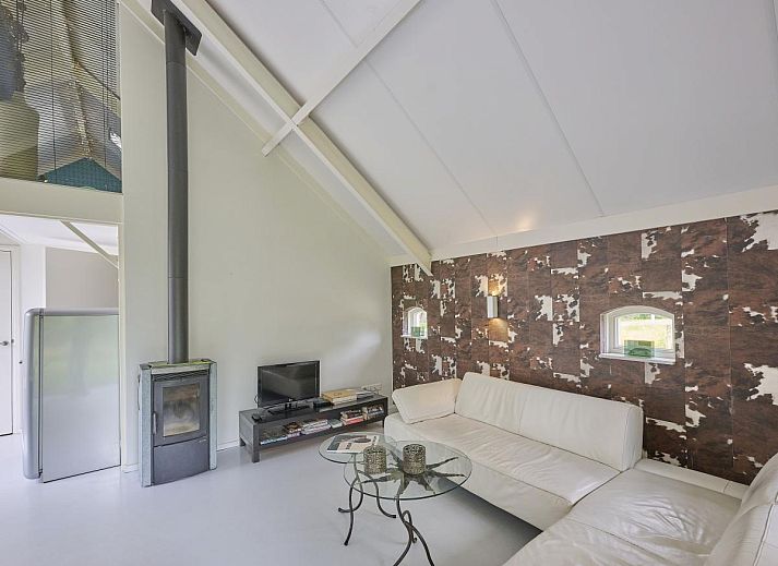 Schoenes Schlafzimmer im Ferienhaus Design Lodge Twente, Haaksbergen, Overijssel, mit bequemem Doppelbett.