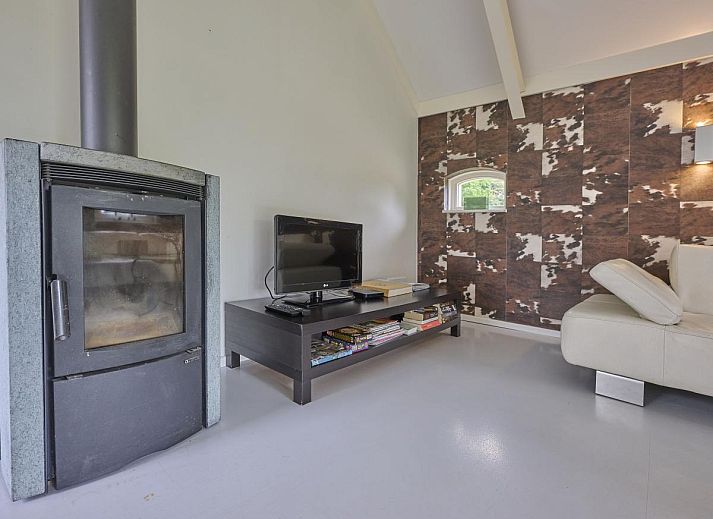 Schoenes Schlafzimmer im Ferienhaus Design Lodge Twente, Haaksbergen, Overijssel, mit bequemem Doppelbett.