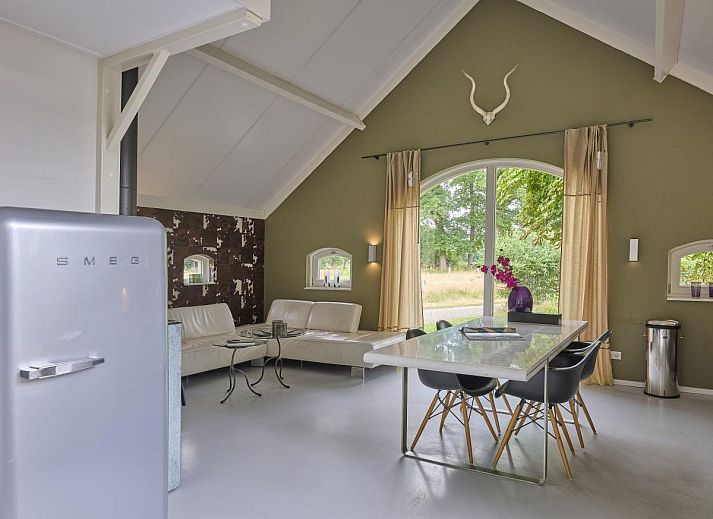 Schoenes Schlafzimmer im Ferienhaus Design Lodge Twente, Haaksbergen, Overijssel, mit bequemem Doppelbett.