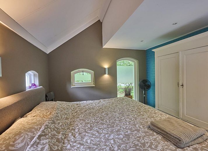 Schoenes Schlafzimmer im Ferienhaus Design Lodge Twente, Haaksbergen, Overijssel, mit bequemem Doppelbett.