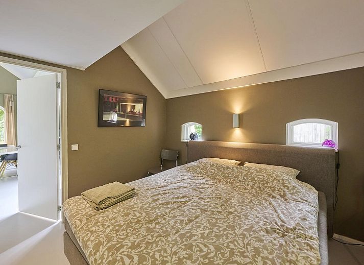 Schoenes Schlafzimmer im Ferienhaus Design Lodge Twente, Haaksbergen, Overijssel, mit bequemem Doppelbett.