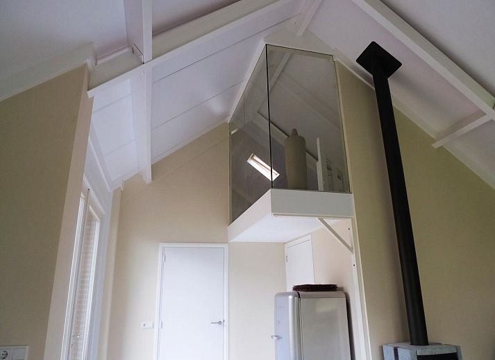 Modernes Wohnzimmer in der Design Lodge Twente, Haaksbergen, Overijssel, mit grossen Fenstern und stilvollen Moebeln.