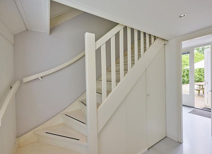 Modernes Wohnzimmer in der Design Lodge Twente, Haaksbergen, Overijssel, mit grossen Fenstern und stilvollen Moebeln.