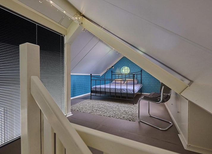 Modernes Wohnzimmer in der Design Lodge Twente, Haaksbergen, Overijssel, mit grossen Fenstern und stilvollen Moebeln.