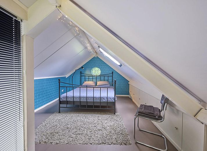 Modernes Wohnzimmer in der Design Lodge Twente, Haaksbergen, Overijssel, mit grossen Fenstern und stilvollen Moebeln.