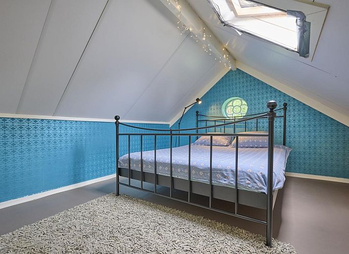 Modernes Wohnzimmer in der Design Lodge Twente, Haaksbergen, Overijssel, mit grossen Fenstern und stilvollen Moebeln.