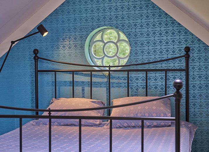 Stilvolles Badezimmer im Ferienhaus Design Lodge Twente, Haaksbergen, Overijssel, mit moderner Dusche und blauen Waenden.