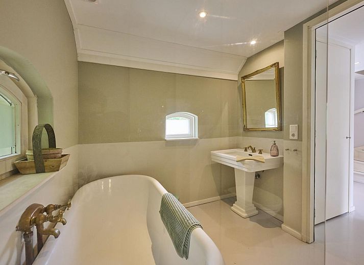 Stilvolles Badezimmer im Ferienhaus Design Lodge Twente, Haaksbergen, Overijssel, mit moderner Dusche und blauen Waenden.