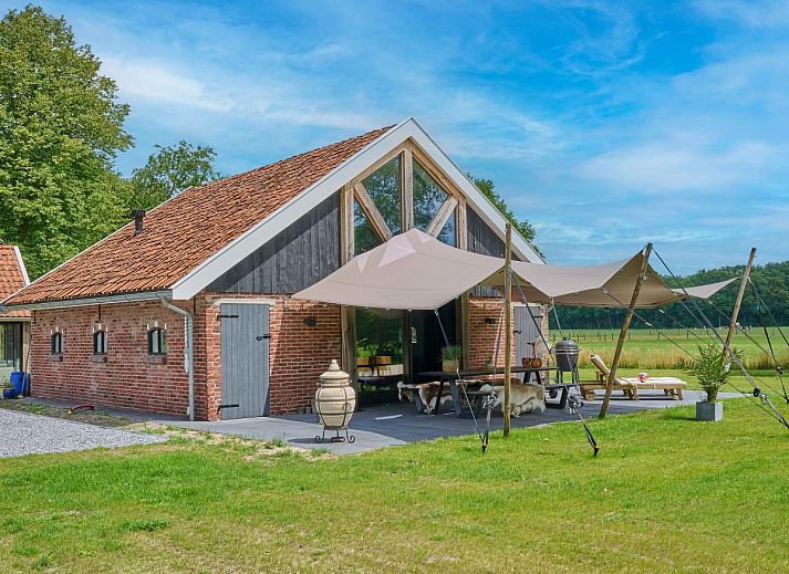 The Green Getaway vakantiehuis in Haaksbergen, Twente met ruime veranda en uitzicht op groene velden.