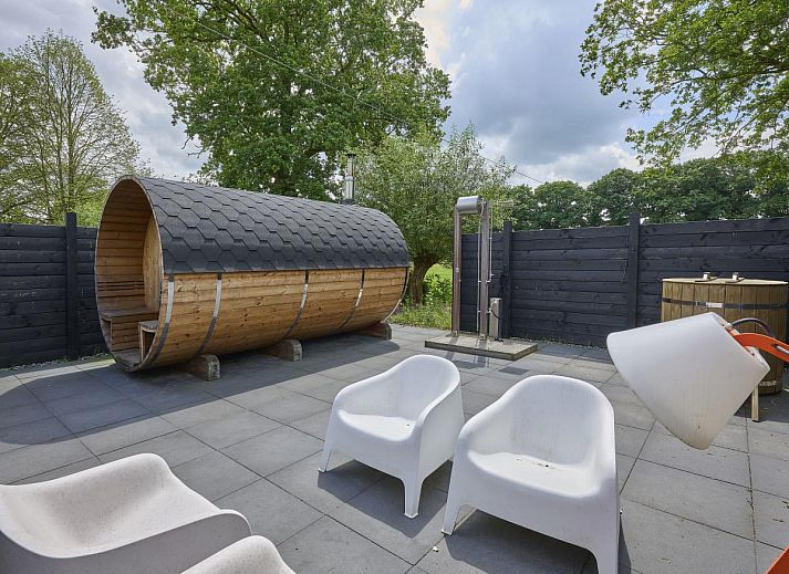 The Green Getaway vakantiehuis in Haaksbergen, Twente met ruime veranda en uitzicht op groene velden.