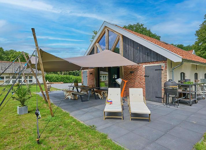 The Green Getaway vakantiehuis in Haaksbergen, Twente met ruime veranda en uitzicht op groene velden.