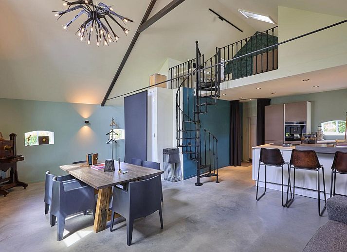 The Green Getaway vakantiehuis in Haaksbergen, Twente met ruime veranda en uitzicht op groene velden.