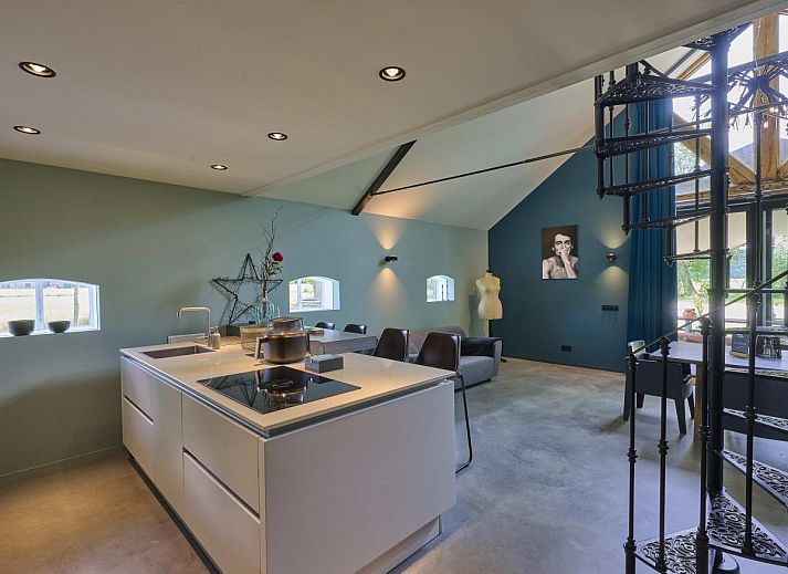 Zonnig terras bij The Green Getaway vakantiehuis in Haaksbergen, Twente met comfortabele ligstoelen.