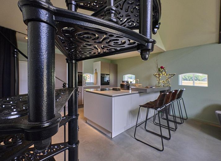 Zonnig terras bij The Green Getaway vakantiehuis in Haaksbergen, Twente met comfortabele ligstoelen.