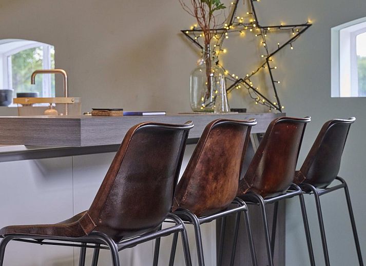 Zonnig terras bij The Green Getaway vakantiehuis in Haaksbergen, Twente met comfortabele ligstoelen.