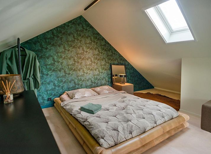 Zonnig terras bij The Green Getaway vakantiehuis in Haaksbergen, Twente met comfortabele ligstoelen.