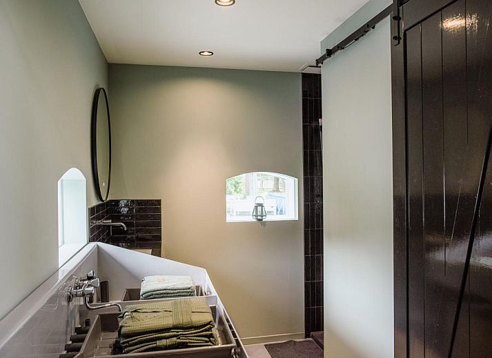 Zonnig terras bij The Green Getaway vakantiehuis in Haaksbergen, Twente met comfortabele ligstoelen.