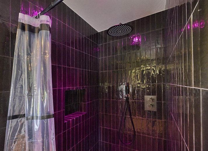 Moderne binnenruimte van The Green Getaway in Haaksbergen, Twente met open keuken en stijlvolle inrichting.