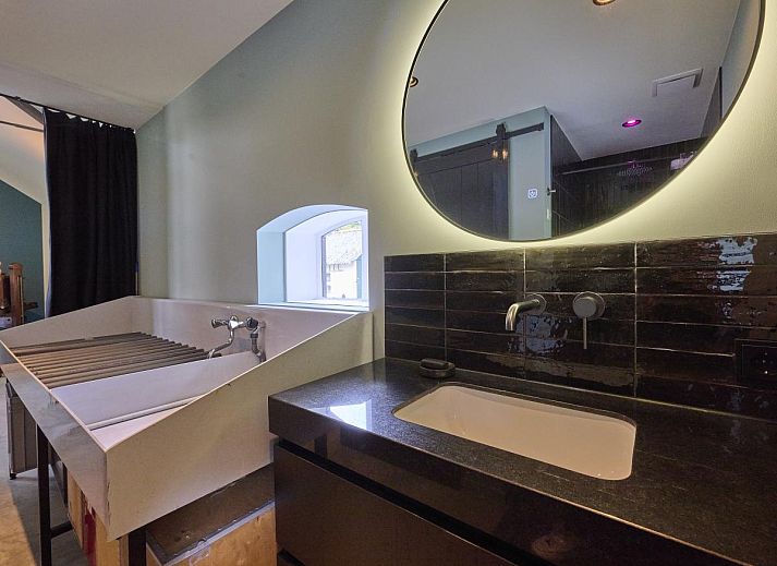 Moderne binnenruimte van The Green Getaway in Haaksbergen, Twente met open keuken en stijlvolle inrichting.