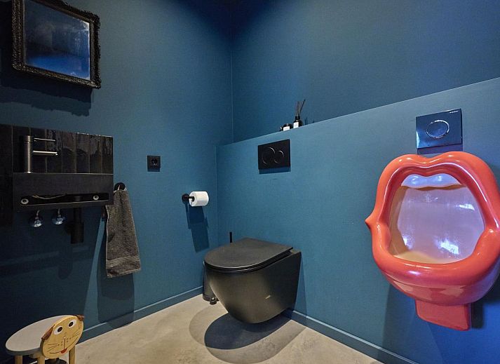 Moderne binnenruimte van The Green Getaway in Haaksbergen, Twente met open keuken en stijlvolle inrichting.