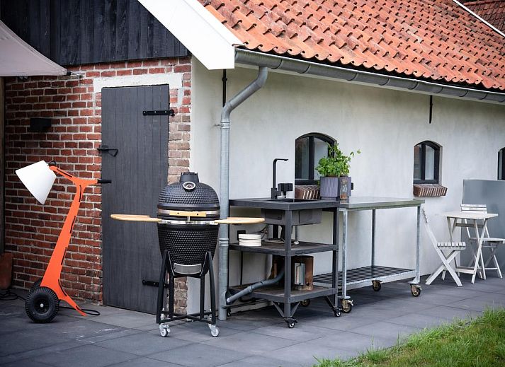 Moderne binnenruimte van The Green Getaway in Haaksbergen, Twente met open keuken en stijlvolle inrichting.