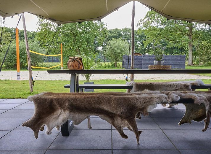 Strakke keuken van The Green Getaway vakantiehuis in Haaksbergen, Twente met moderne apparatuur.