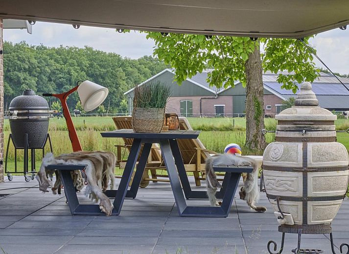 Strakke keuken van The Green Getaway vakantiehuis in Haaksbergen, Twente met moderne apparatuur.