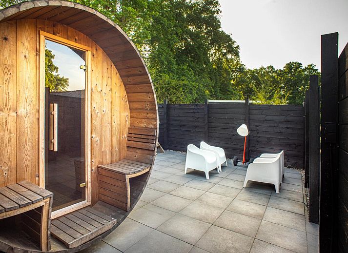 Strakke keuken van The Green Getaway vakantiehuis in Haaksbergen, Twente met moderne apparatuur.