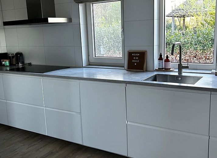 Ferienhaus in Haaksbergen mit sonniger Terrasse und gruener Umgebung in Twente, Overijssel. Gemuetlicher Aufenthalt in der Natur.