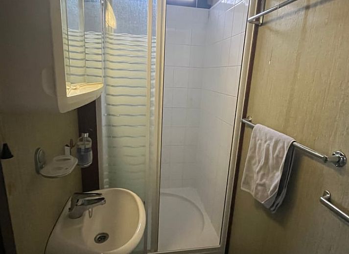 Gezellig terras bij Vakantiehuisje in Haaksbergen met zitje en bloemen in Twente, Overijssel.