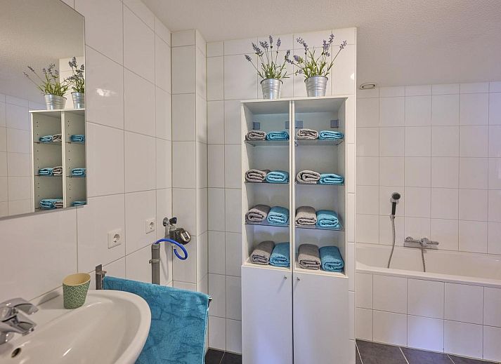 Aerial photo of 't Katreel vacation home in Haaksbergen, surrounded by green nature in Twente, Overijssel.