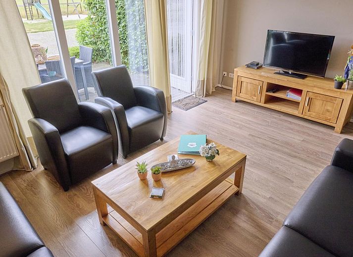Stylish dining room in 't Katreel vacation home, Haaksbergen, with modern kitchen in Twente, Overijssel.