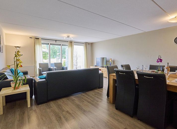 Stylish dining room in 't Katreel vacation home, Haaksbergen, with modern kitchen in Twente, Overijssel.