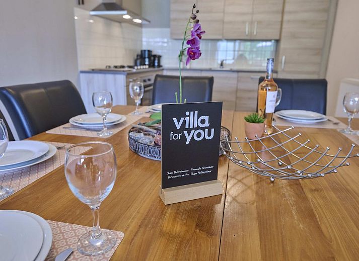 Stylish dining room in 't Katreel vacation home, Haaksbergen, with modern kitchen in Twente, Overijssel.