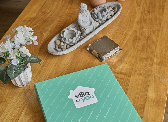 Stylish dining room in 't Katreel vacation home, Haaksbergen, with modern kitchen in Twente, Overijssel.