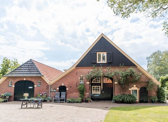 Charmant vakantiehuisje in Diepenheim, Twente met groene omgeving en traditionele architectuur.