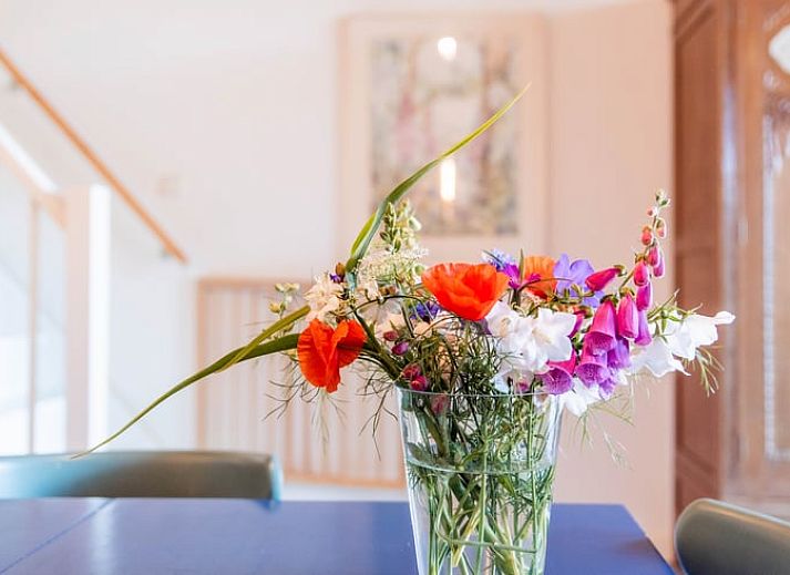 Vakantiehuisje in Diepenheim met groene tuinen en charmante bakstenen gevel.