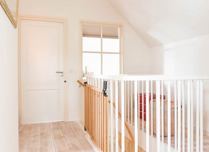 Vakantiehuisje in Diepenheim met groene tuinen en charmante bakstenen gevel.